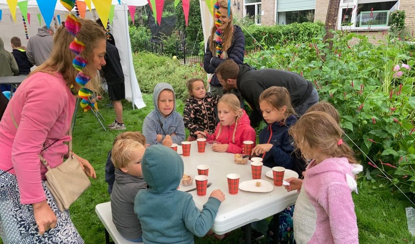 Kinderen smullen van de poffertjes en pannenkoeken.