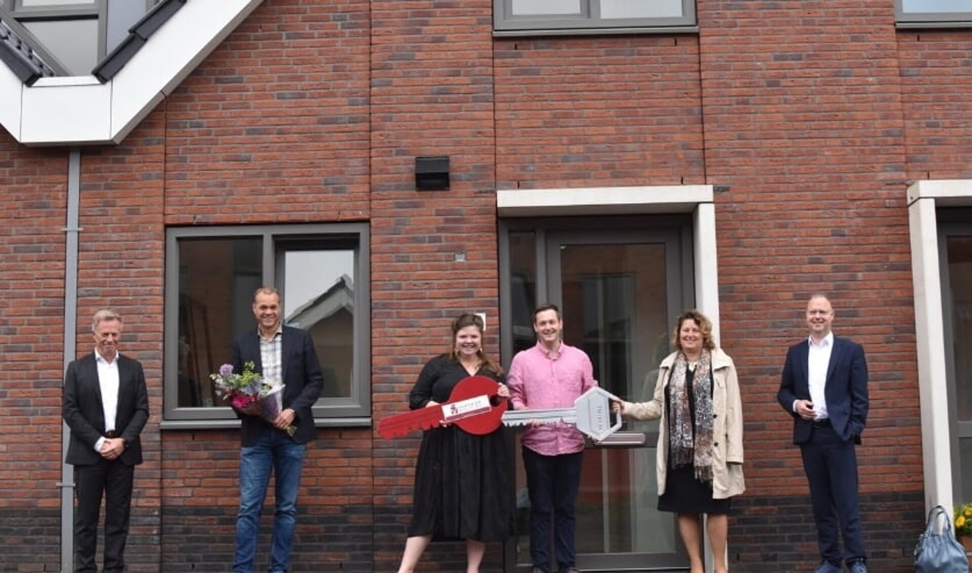 Op de foto van links naar rechts Robin Wagner, Erwin Vergeer, Anne van de Meent, Maarten Borren, Ingeborg de Jong en wethouder Engert Stroobosscher.