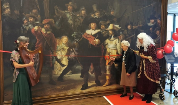 <p>Mevrouw Penninx-Booij opent de tentoonstelling van de Nachtwacht replica in Waardeburgh zorgcentrum Parkzicht.</p>