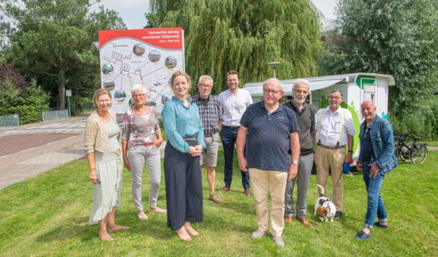 Marije Buursink, Directeur-Bestuurder Poort6 te midden van vertegenwoordigers van de diverse bewonerscommissies