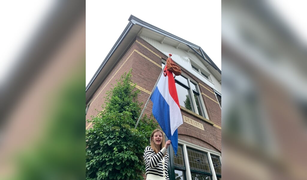 Zenna Keijzer is geslaagd en hangt de vlag uit