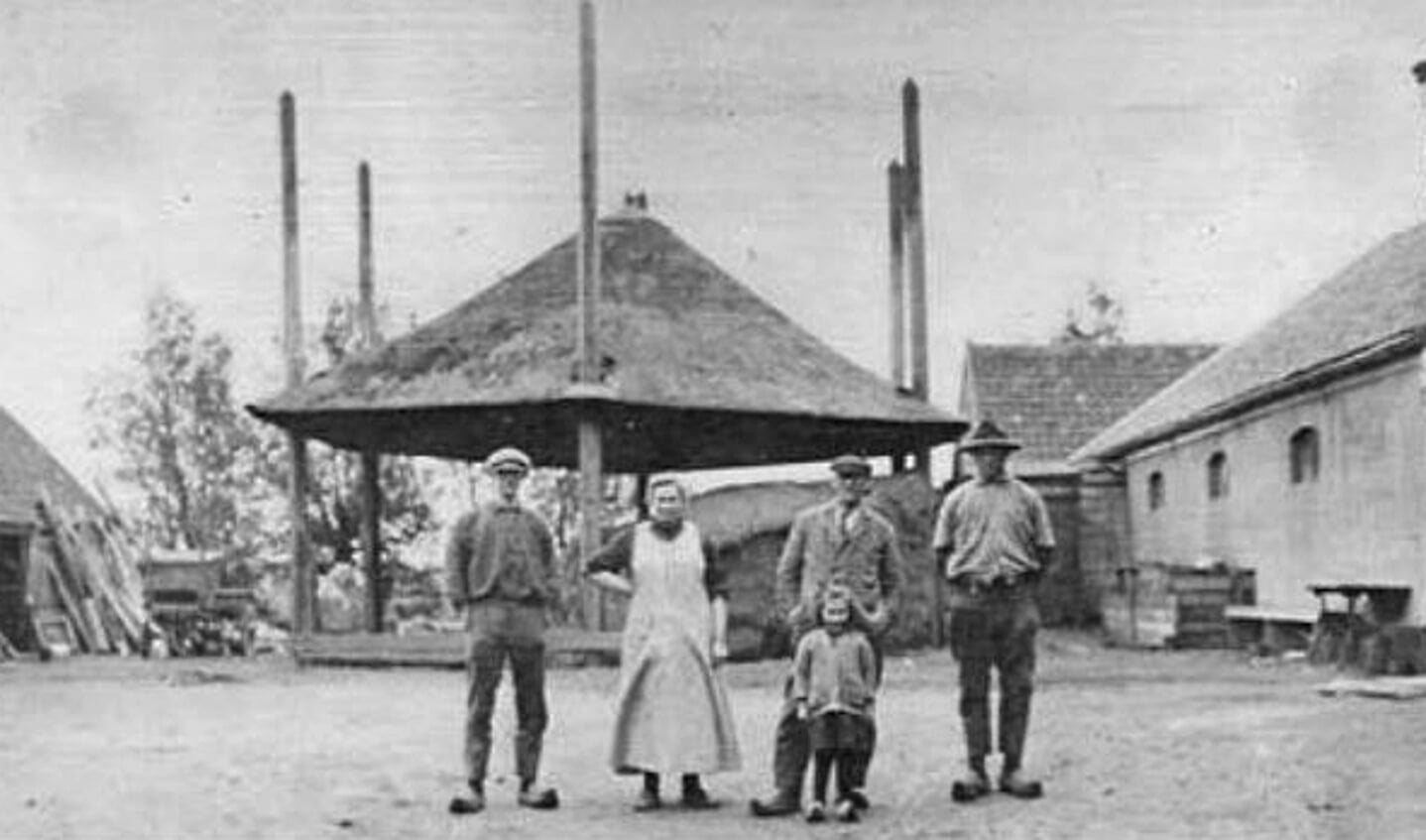 Situatie rond 1930. De hooiberg was nog steeds aanwezig.Rechts de losstaande houten schuur, de stenen koeienstal en het woonhuis.
