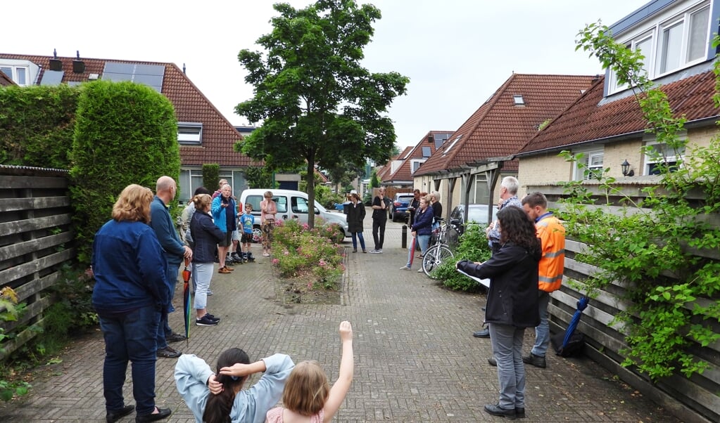 In de steeg bij de Meeuwenweide praatten maandag zo’n twintig buurtbewoners over plantsoenen en speelplekken.