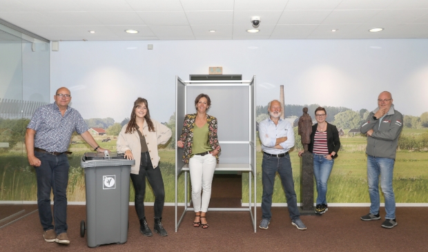 <p>Van links naar rechts: Adriaan Buitink, Sanne Koudijs, Sandra Timmer, Peter Langbroek, Maaike van Dijk en Ely Hackmann.</p>