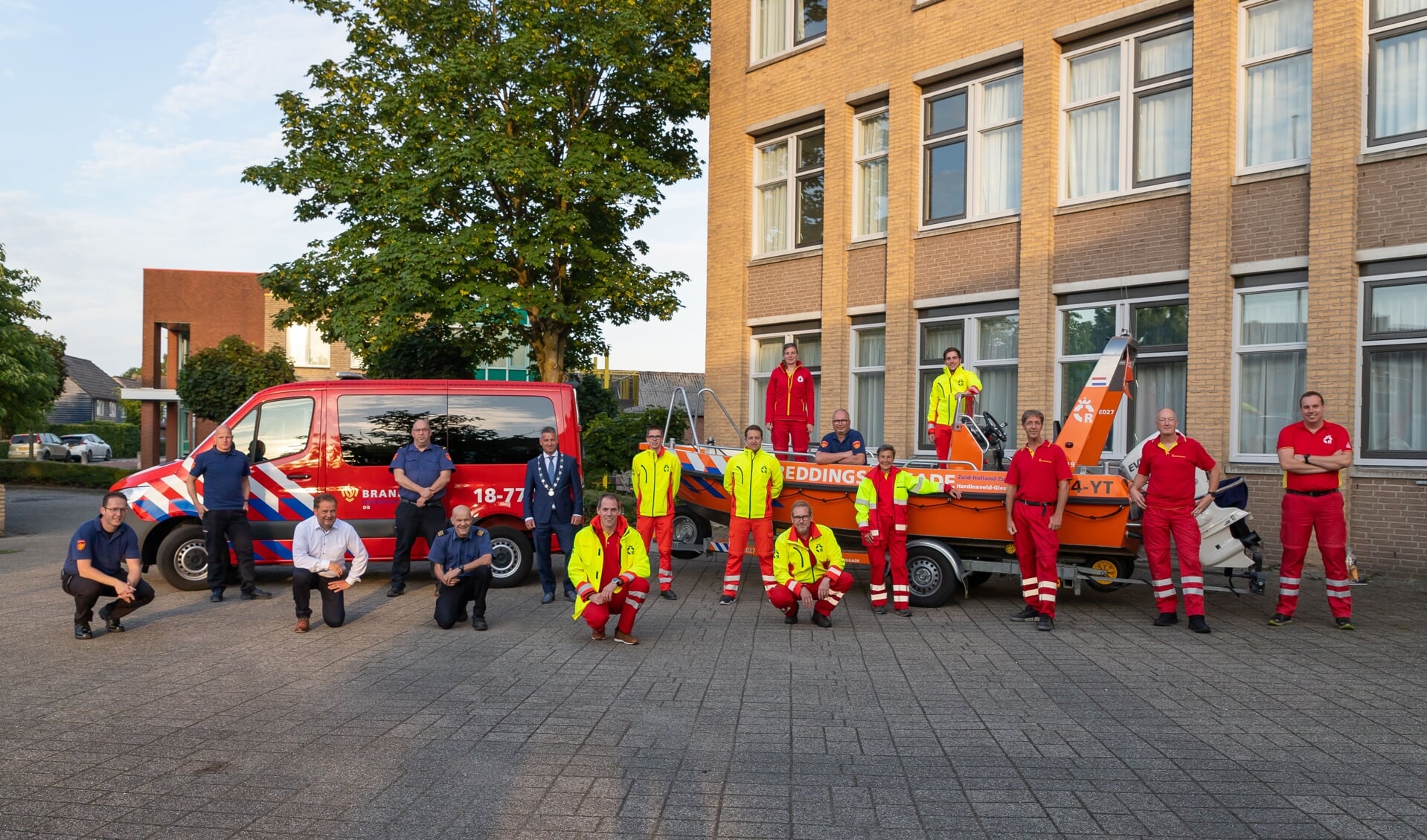 De reddingsbrigade samen met de brandweer bij het gemeentehuis waar ze werden bedankt voor hun inzet tijdens de overstromingen in Zuid-Limburg.