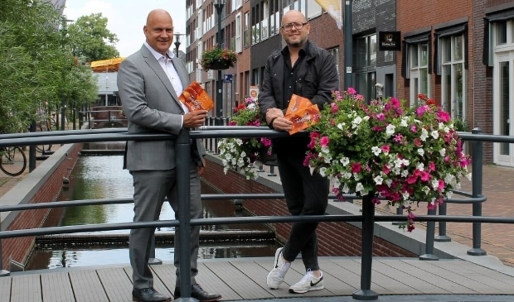 Arend Flier (l) van Vallei Auto Groep en Henny Jansen van Winkelstad Veenendaal introduceren een unieke en gezamenlijke actie met gratis Twinkeling cheques.