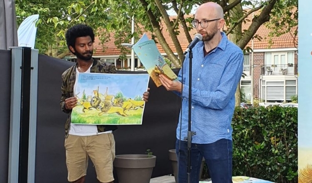 <p>Tadele Manu en Willem Janssen bij de presentatie van hun prentenboek 'Wroah'</p>