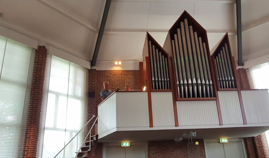 Het orgel in de Achthoekkerk met links Henk Hazeleger, achter de toetsen Martin de Jong. 