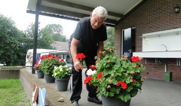 <p>Ton Overgoor uit Baarn komt al negen jaar op De Lijsterbes. Hij verzorgt er de bloemen.</p>