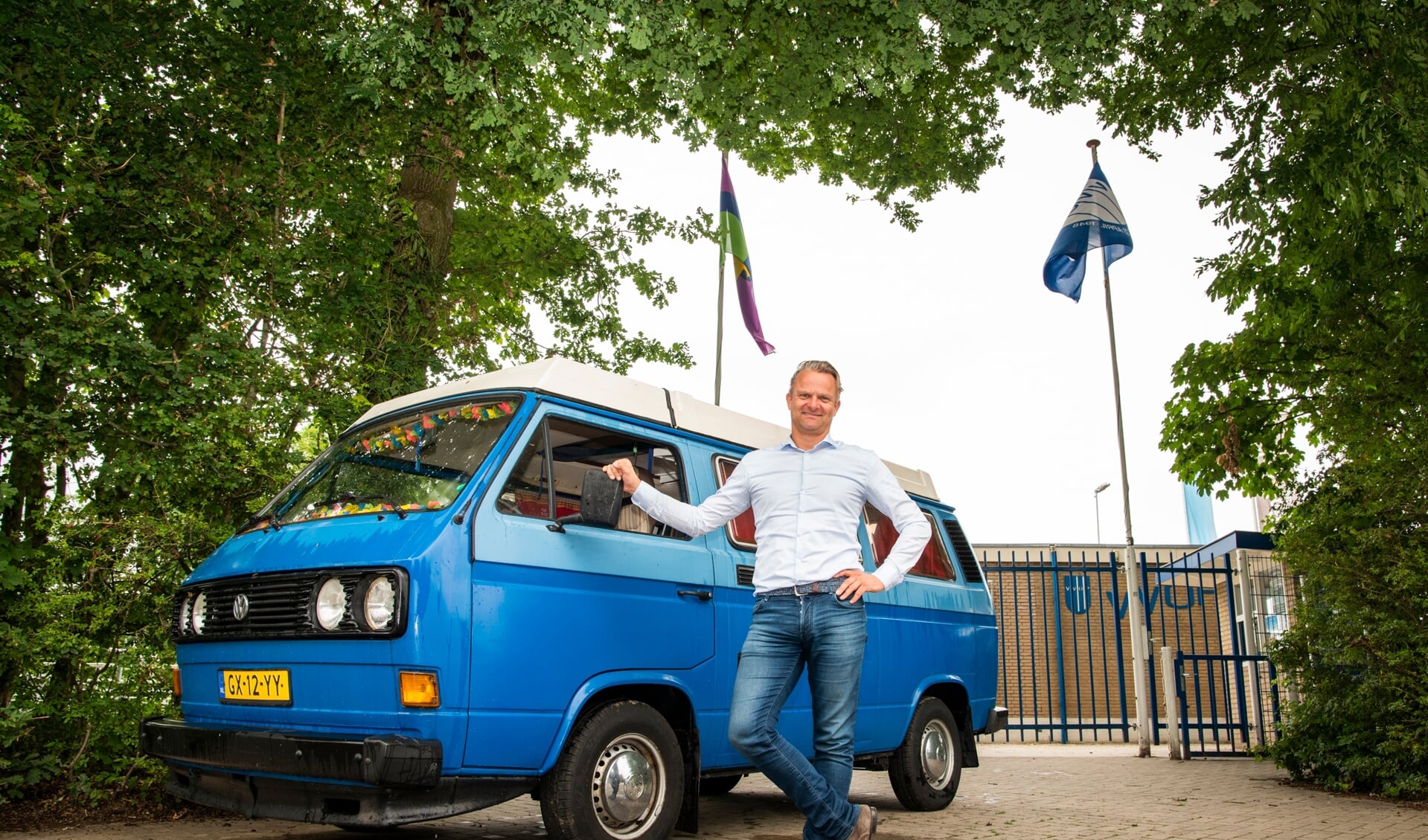 Jan van Leeuwen poseert met zijn ene liefde (VW-busje) op het terrein van een van zijn andere liefdes: VVOP.