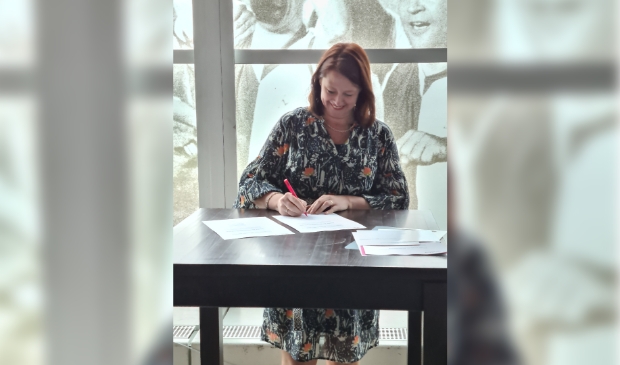 <p>Constance van Berkel neemt haar diploma in ontvangst</p>