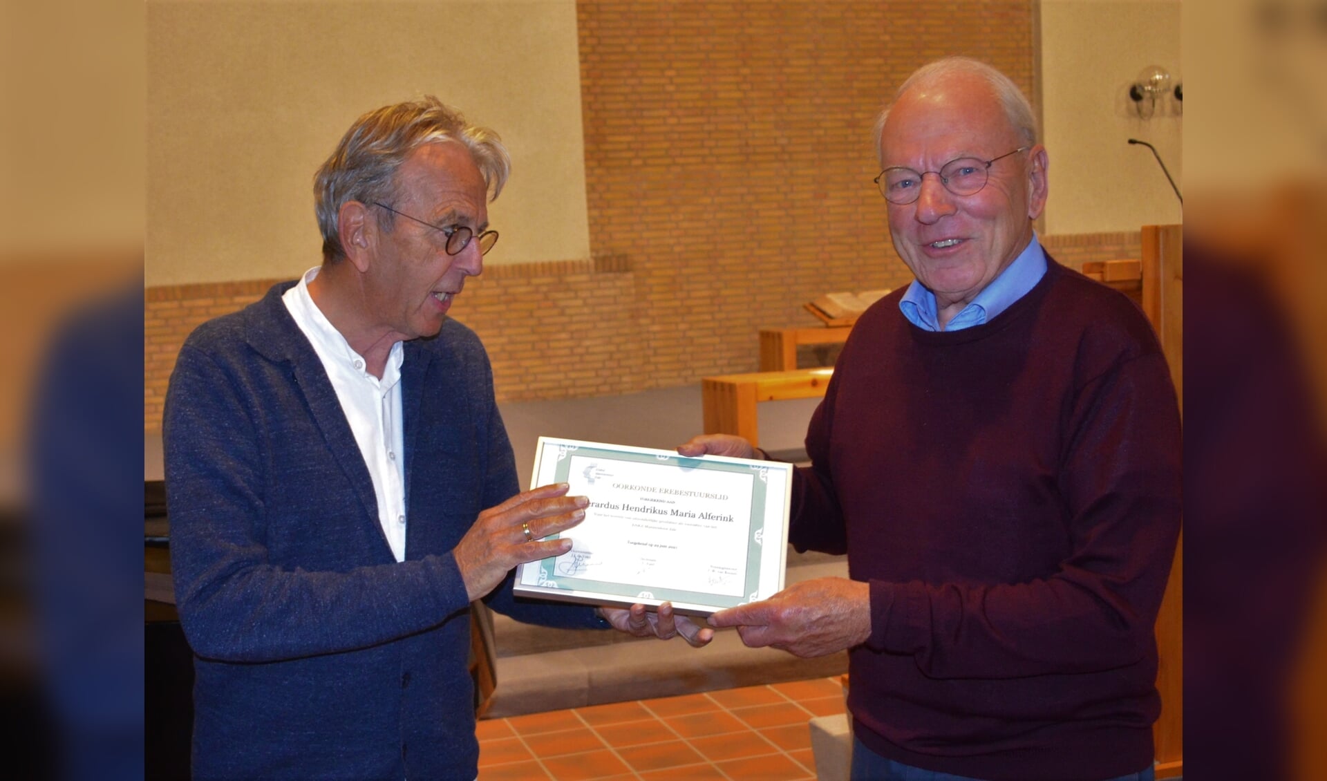 Uitreiking oorkonde Erebestuurslid aan Gerard Alferink (rechts) door Jaap de Vries. Beide mannen namen onlangs afscheid als bestuurslid van het Enka Mannenkoor in Ede.