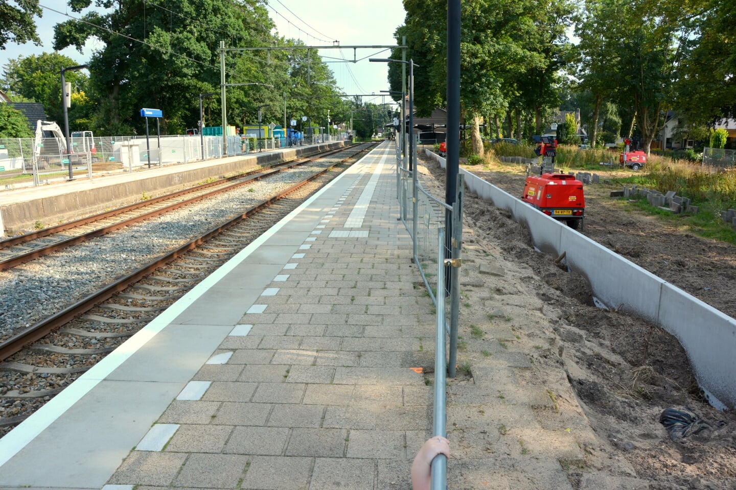 Op het station van Lunteren worden de perrons en paden breder gemaakt. 