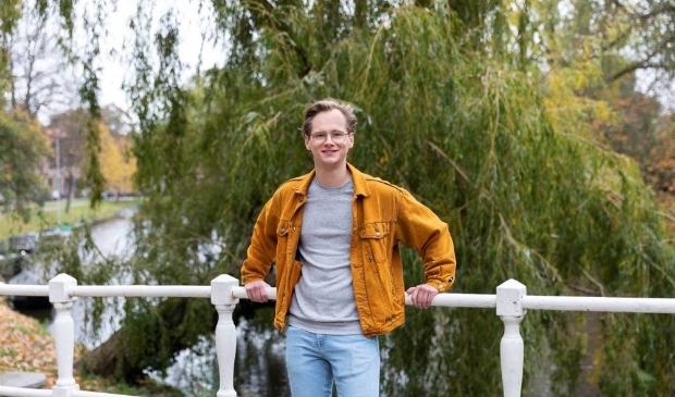 <p>Yorick Coolen (26) heeft het boek ‘Natuurlijk Haarlem’ geschreven. </p>