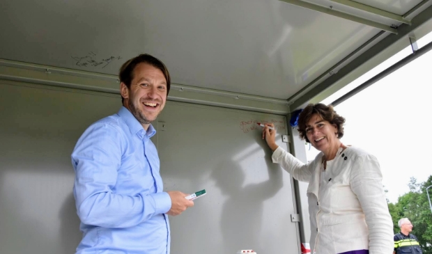 <p>Wethouder Willen Jansen en ex-wethouder Marian van der Weele bij de opening van de nieuwe JOP.</p>
