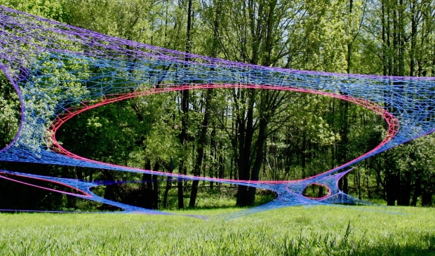 <p>‘Hemelladder’, een expo in de tuin van de Xaveriuskerk, is georganiseerd door landelijk kunstenaarsgenootschap (LKG) De Ploegh.</p>