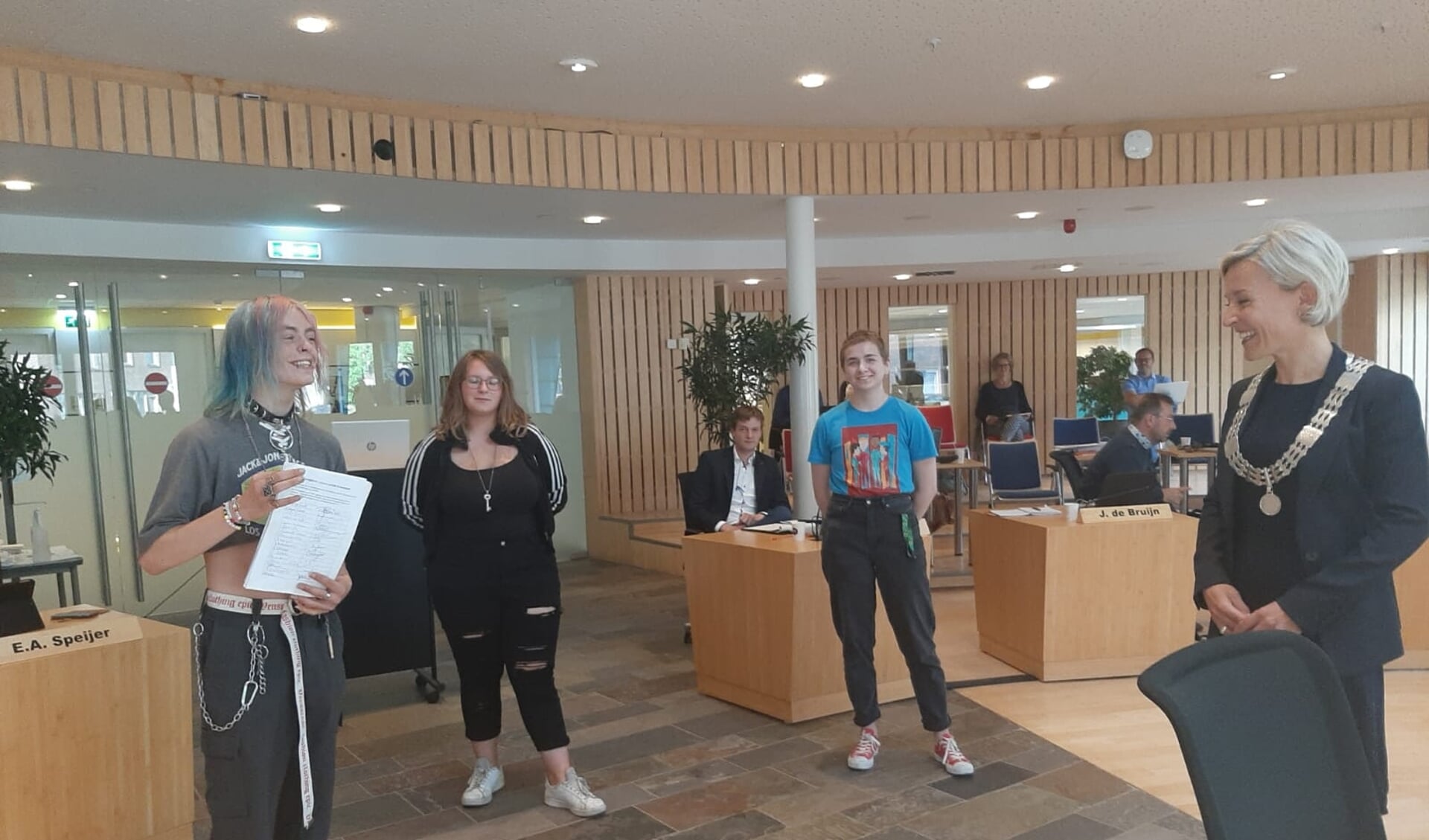 Max, Lieke en Lilly overhandigen de petitie aan burgemeester Iris Meerts