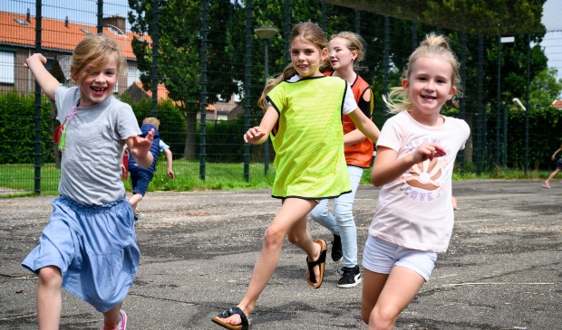 <p>Kinderen spelen tikkertje</p>