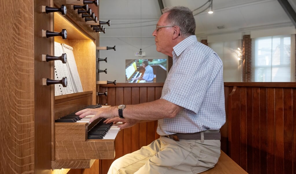 Organist Martin de Jong speelt op het vernieuwde orgel.
