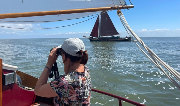 <p>,,Met onze 'Vollenhovense bol', een platbodem-zeilboot, op vakantie in Nederland.''</p>