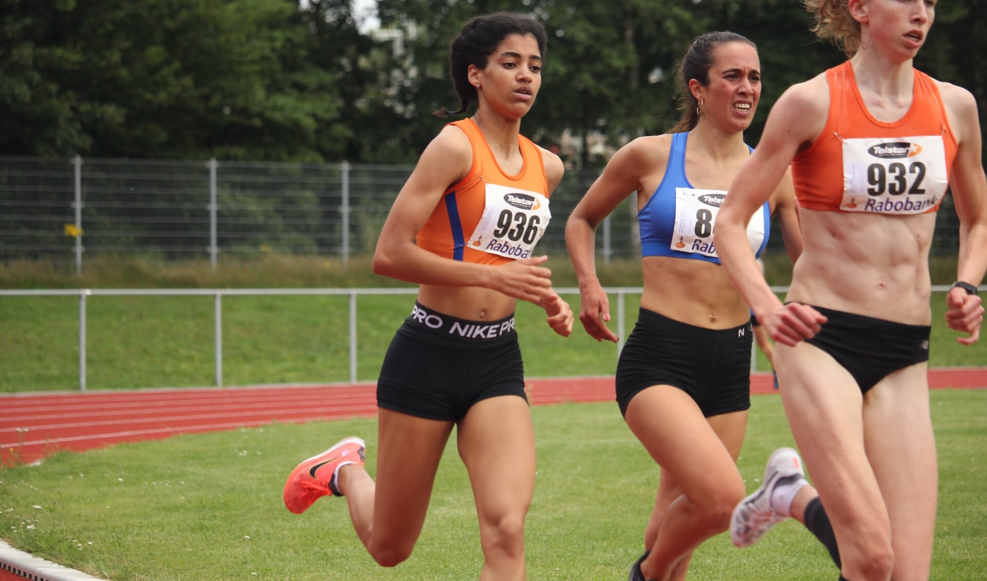 Celine van Heerikhuize op weg naar 2e plaats op 1500m.