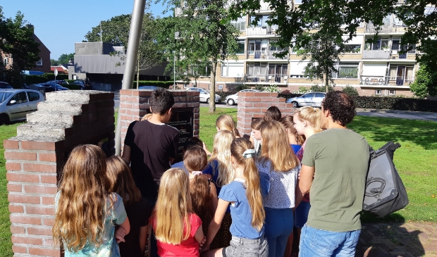 Leerlingen uit groep 7 van De Koepelschool bij het monument.