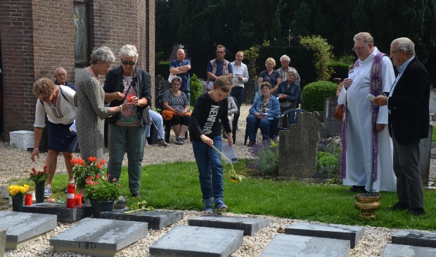 Op de urnengraven werden bloemen of lichtjes geplaatst