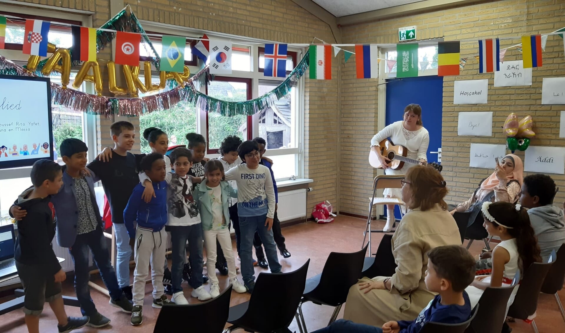 Leerlingen die afscheid nemen van de Taalklas en verder gaan binnen het reguliere Nederlandse onderwijs