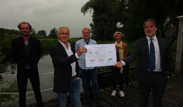 <p>V.l.n.r. Daan van Bree (Gymnasium Camphusianum), Wim Langens (Fortes Lyceum), Martin Bakker (De Waardenmakers), Bianca Stalenhoef (Fortes) en Ro van Doesburg (gemeente)</p>