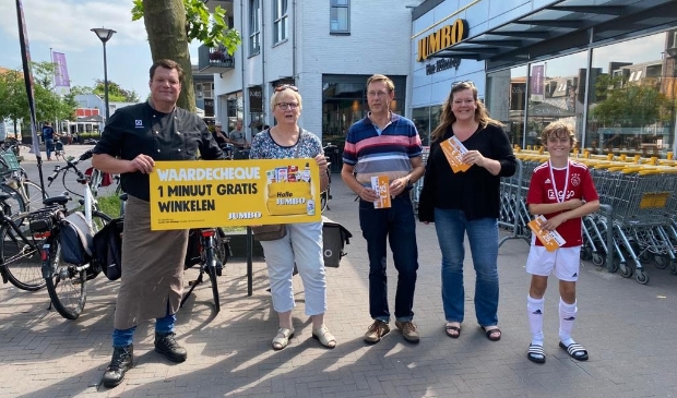 <p>Slager Dennis Timmer poseert met de winnaars van de EK-actie van winkelcentrum De Biezenkamp.</p>