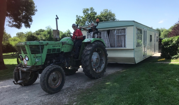 Zaterdagmiddag werden caravans weggereden vanaf camping de Mosterdpot in Woudrichem
