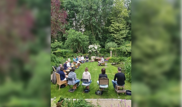 Koorleden achter de djembés