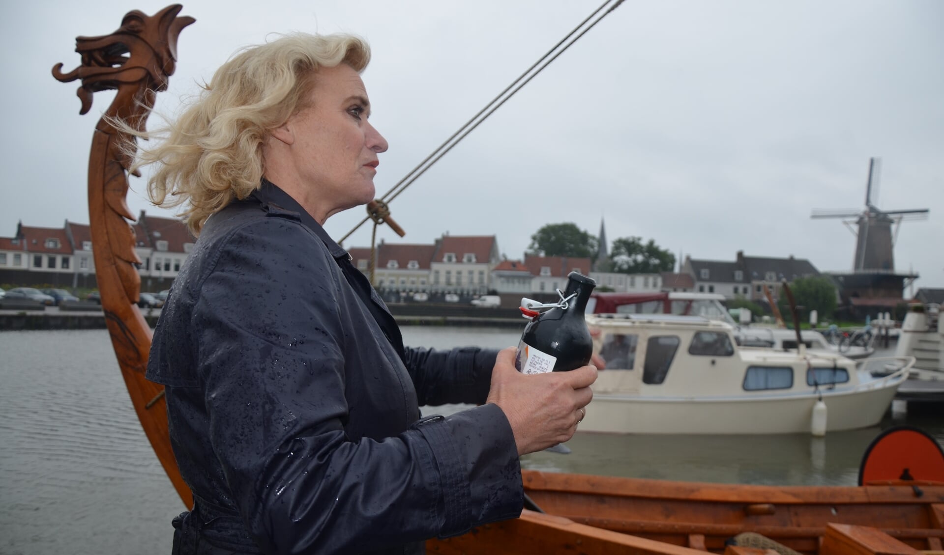 Voor Wil Kosterman als Wijkse een toepasselijke foto; met de haven, binnenstad, de molen en het Vikingschip (archief juni 2021, bij de inzegening van het schip)