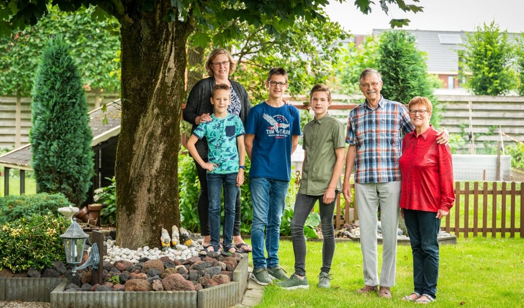 Jacob van Vliet met zijn vrouw  Dicky en kleinkinderen  Ruben, Brian en Thomas. Links dochter Carla.