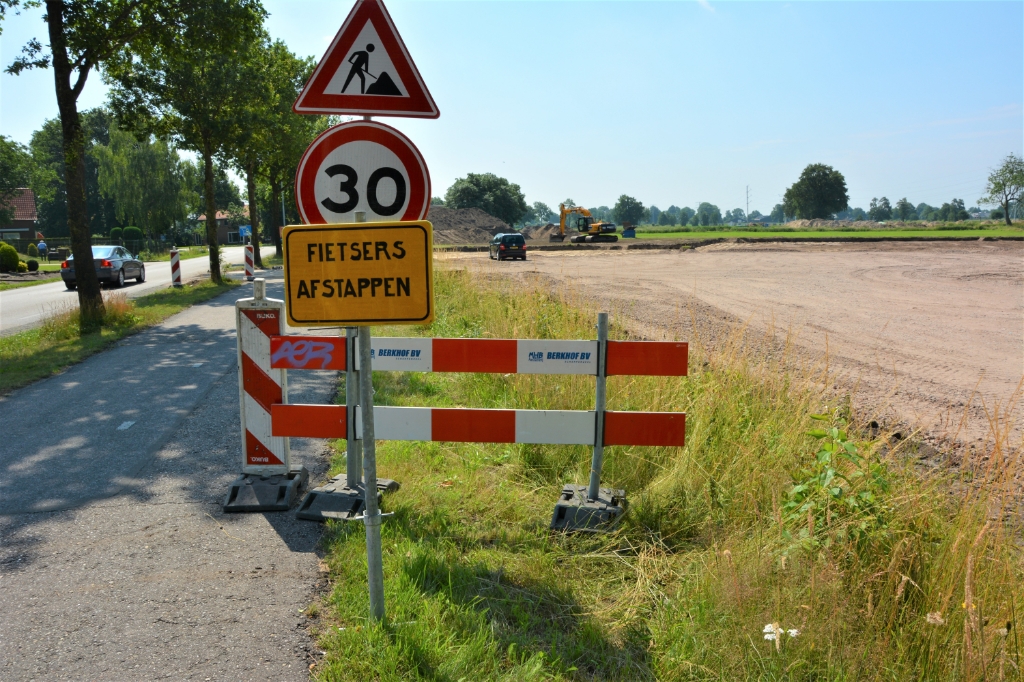 <p>De beoogde locatie voor de tijdelijke Dekamarkt aan de Postweg in Lunteren, nabij bedrijventerrein De Stroet.</p>