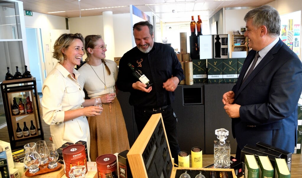 De start van de Whisky Tour van het Drankenkabinet met van links naar rechts Ilja Schouten (Drankenkabinet), Lea Kleiter, Tony van Rooien en burgemeester Henk Lambooij.