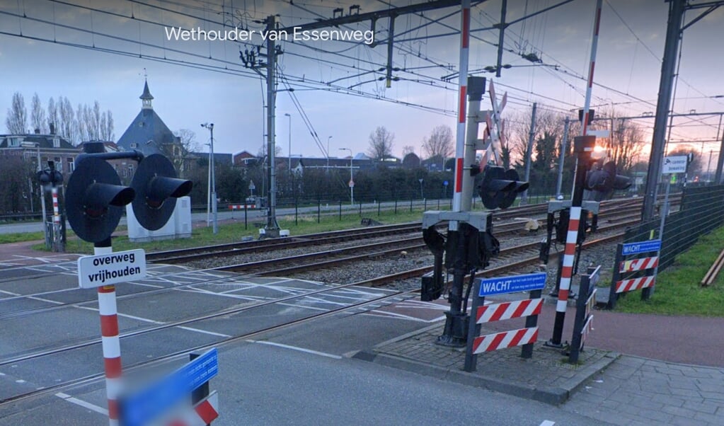 De spoorwegovergang bij de Wethouder van Essenweg in Halfweg is ruim drie dagen dicht.
