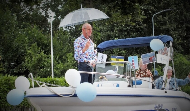 Meester Bertus Blok werd met zijn vrouw Magda in een boot opgehaald vanaf huis en naar de festiviteiten 'zijn' school gereden.