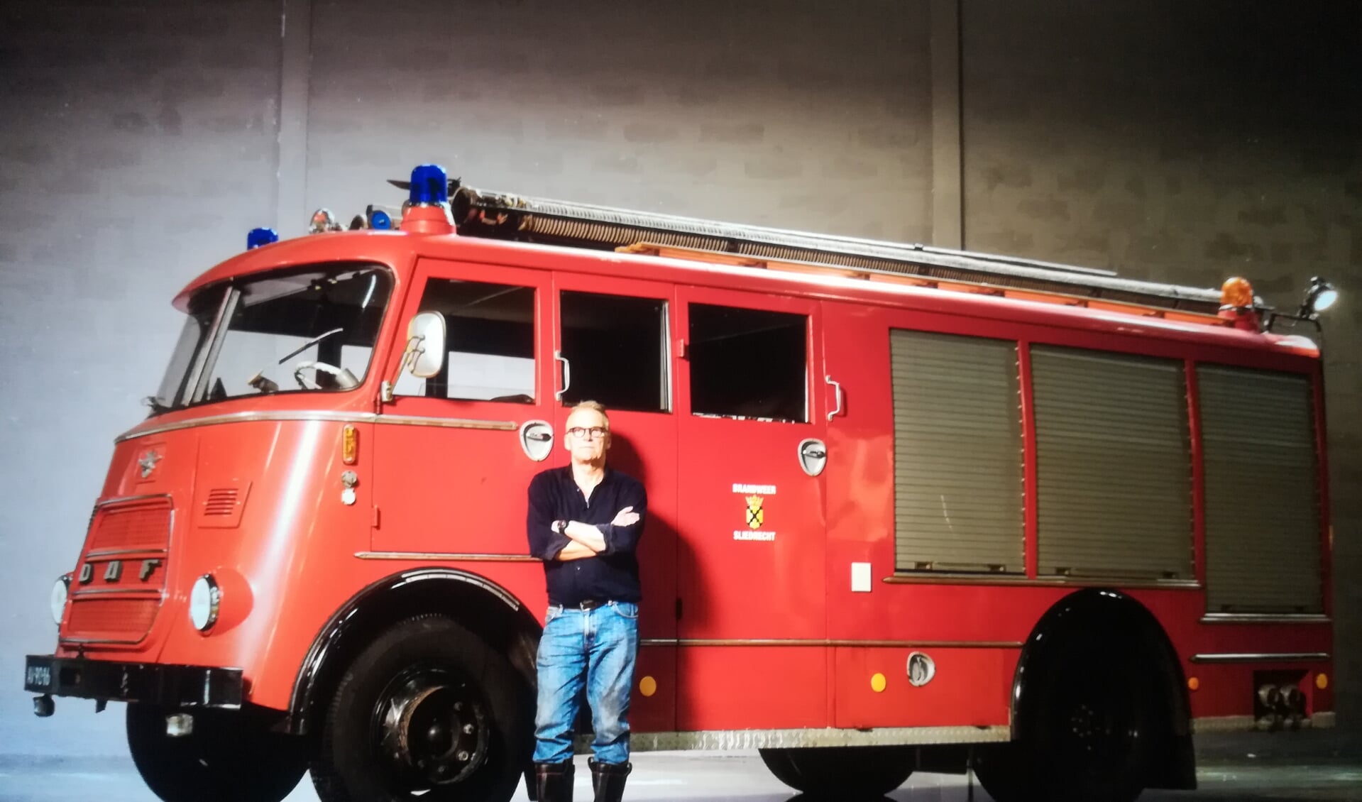 Teus Versloot bij de oude DAF brandweerwagen.