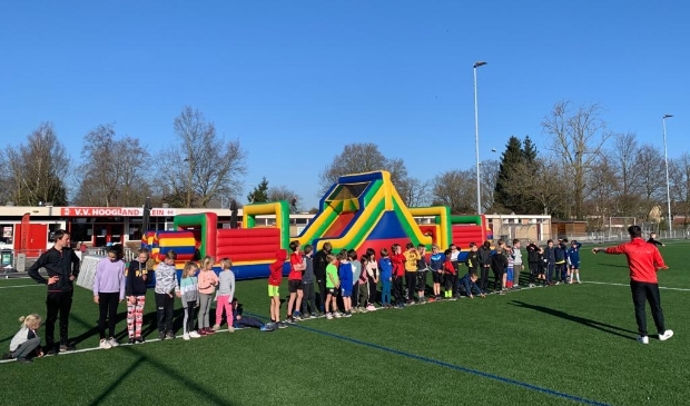 <p>Drie dagen lang volgen de kinderen een programma van 10.00 tot 16.00 uur. 'Winnen en verliezen speelt nauwelijks een rol. Uiteraard wordt er soms om de winst gespeeld, maar uiteindelijk moet plezier de grootste winst zijn.'</p>