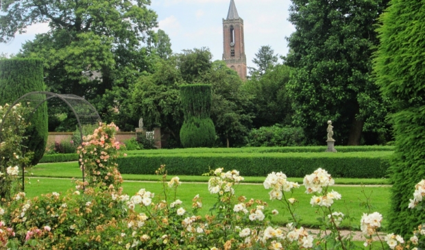blik op de Andrieskerk vanuit de Kasteeltuin