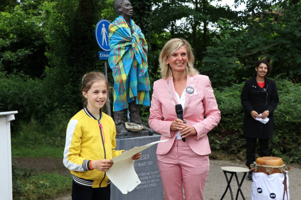 <p>Janneke Daalder en burgemeester Joyce Langenacker bij het beeld van Elieser.</p>