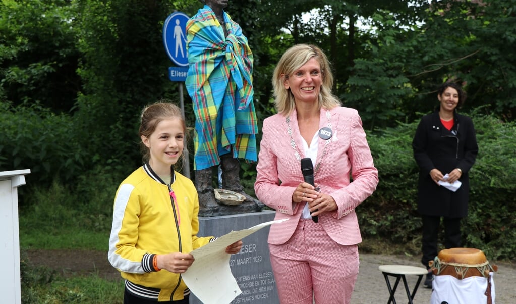 Janneke Daalder en burgemeester Joyce Langenacker bij het beeld van Elieser.