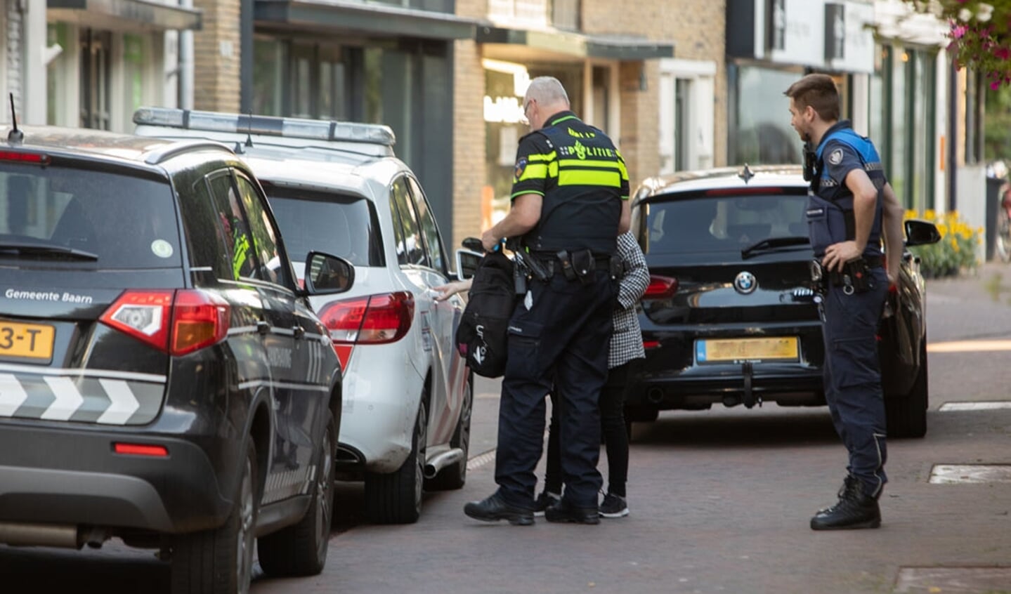 Zeker 1 aanhouding bij controle handhaving - politie in Baarn.
