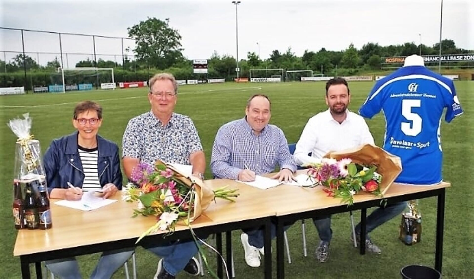 Gerie en Cees Hootsen, voorzitter Chris van den Dikkenberg en Wilco van Engelenburg tekenen een shirtcontract voor drie jaar.
