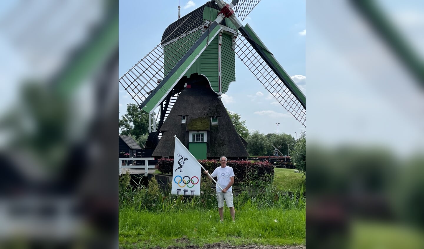 Cees bij een Gorinchemse molen, een passende Hollandss achtergrond