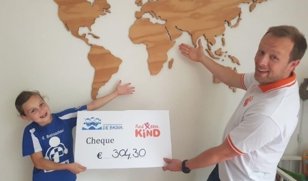 Initiatiefnemer Rozemarijn André overhandigt de cheque met het mooie bedrag aan een medewerker van Red een Kind.