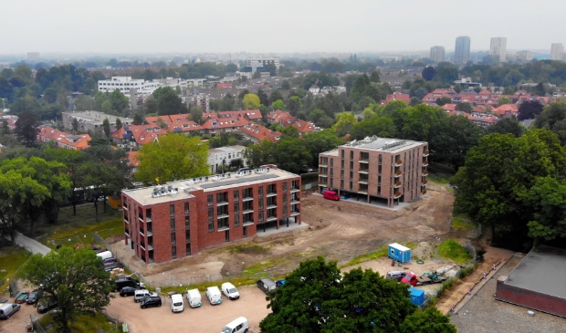 Luchtfoto van de twee appartementencomplexen