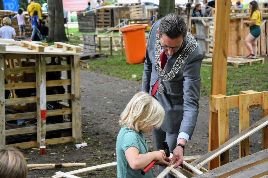 <p>Burgemeester Tjapko Poppens steekt de helpende hand toe bij een moeilijk klusje.</p>