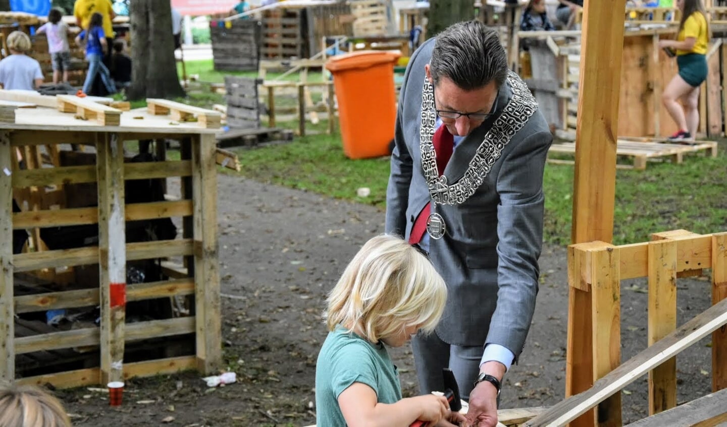 Burgemeester Tjapko Poppens steekt de helpende hand toe bij een moeilijk klusje.
